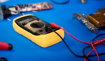Instrumental de diagnóstico multímetro para mantención preventiva de sistemas eléctricos